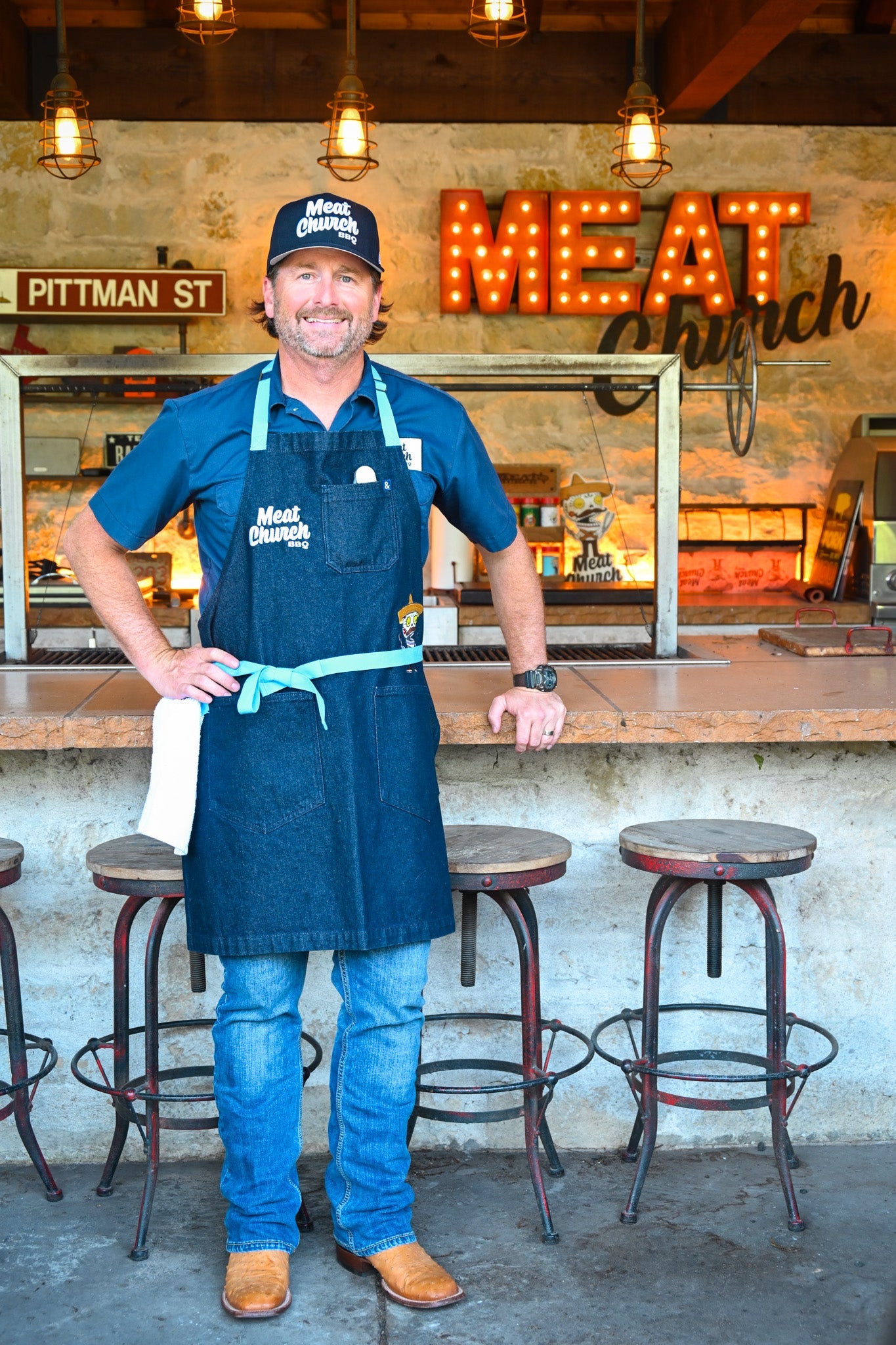 hedley-and-bennett-meat-church-apron-navy-g8 NAVY_H_B_APRON_LIFESTYLE_OUTDOOR_KITCHEN_TIED.jpg